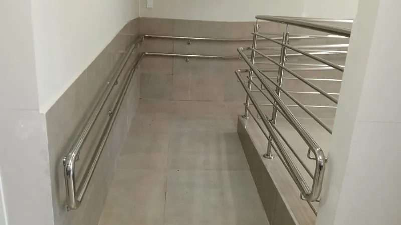Corrimão de aço inox em corredor interno