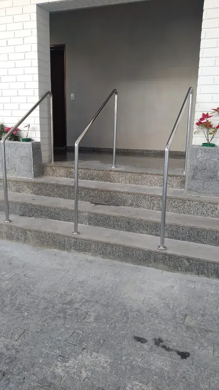 Corrimão de inox em escada de entrada externa