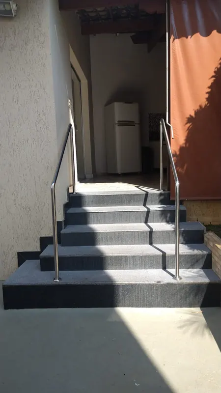 Corrimão de inox em escada de entrada de residência