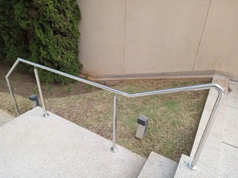 Corrimão de inox em escada externa de área ajardinada