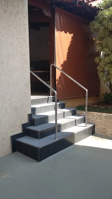Corrimão de aço inox em escada externa residencial