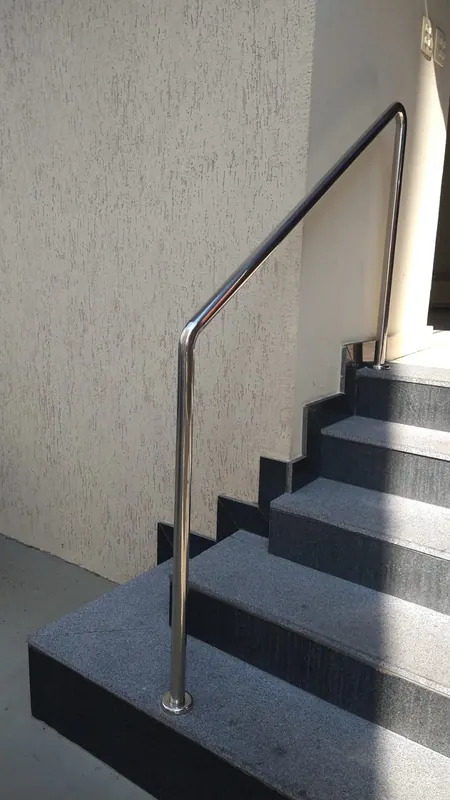 Corrimão de inox em escada interna de residência