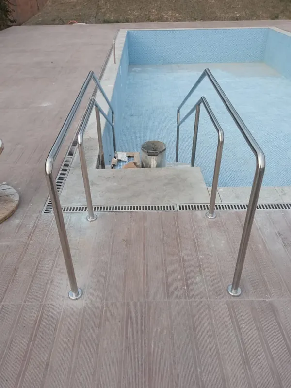 Corrimão de aço inox em escada de acesso à piscina
