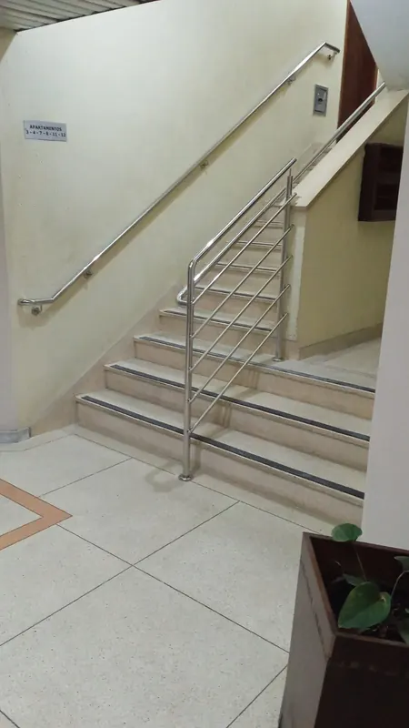 Corrimão de parede em inox em escada de prédio residencial