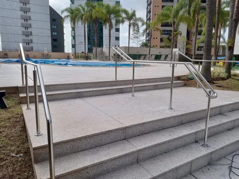 Corrimão duplo de inox em rampa de acessibilidade conforme NBR 9050
