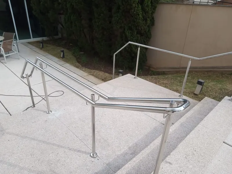 Corrimão de inox em rampa de acesso a prédio residencial