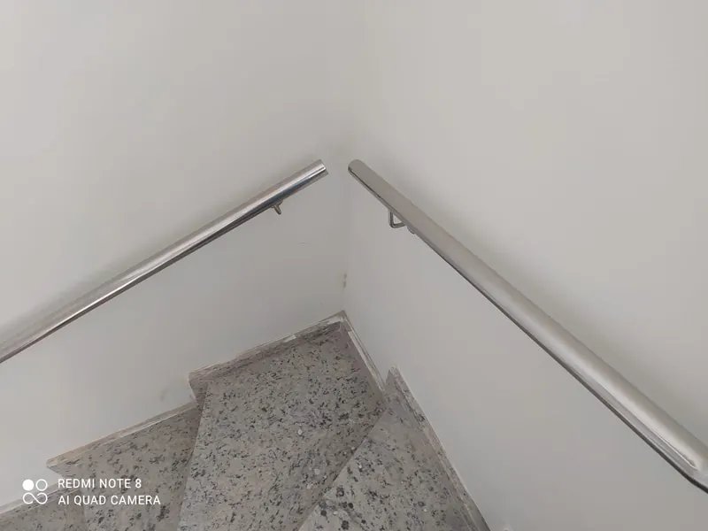Corrimão de parede em inox em escada de condomínio