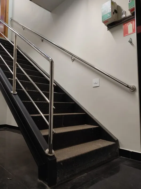 Corrimão de parede e guarda-corpo de inox em escada de granito preto
