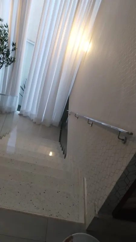 Corrimão de parede em aço inox em escada interna