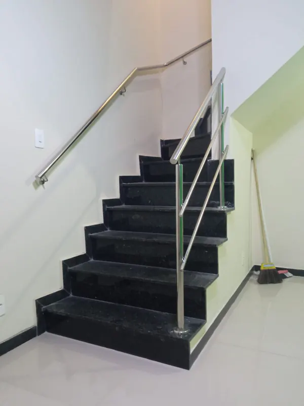Corrimão de parede em inox em escada de residência