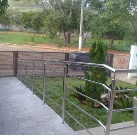 Gradil de inox em fechamento externo de jardim