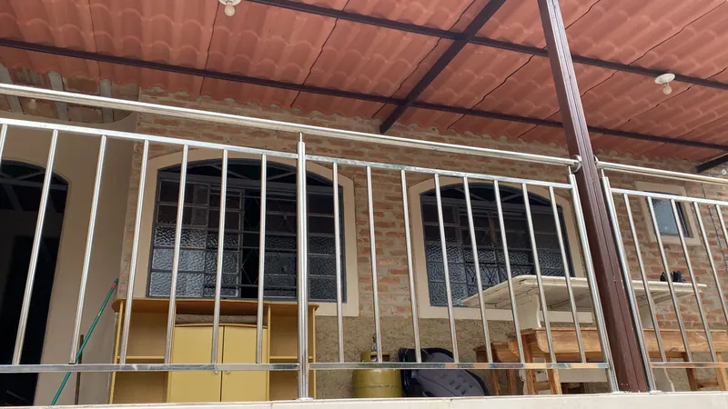 Gradil de inox em varanda coberta de imóvel comercial