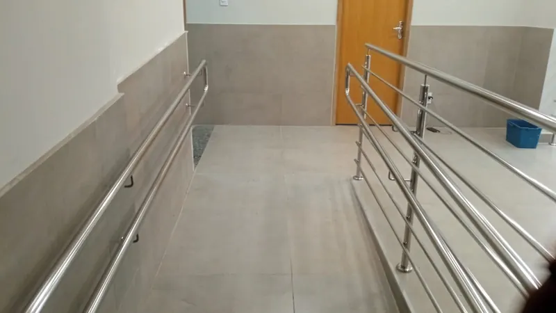 Guarda-corpo de inox em corredor de mezanino