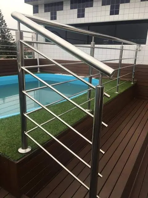 Guarda-corpo de inox em deck de piscina