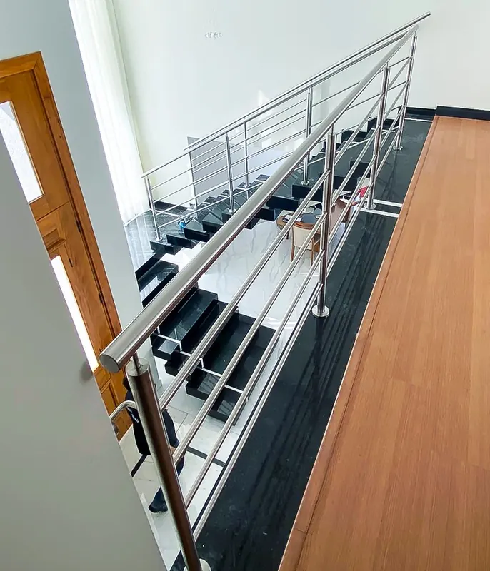 Guarda-corpo de inox com travessas em escada de degraus pretos