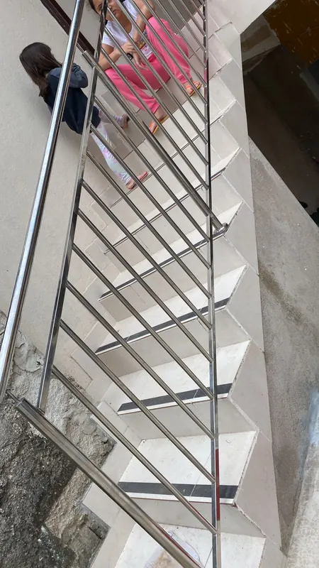 Guarda-corpo de inox em escada externa de acesso