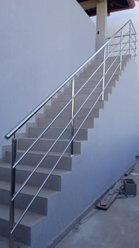 Guarda-corpo de inox em escada externa lateral