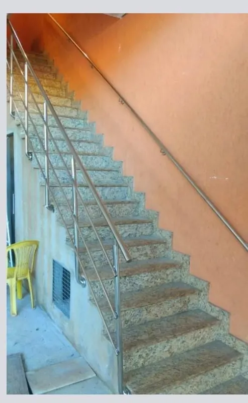 Guarda-corpo de inox em escada externa lateral de casa
