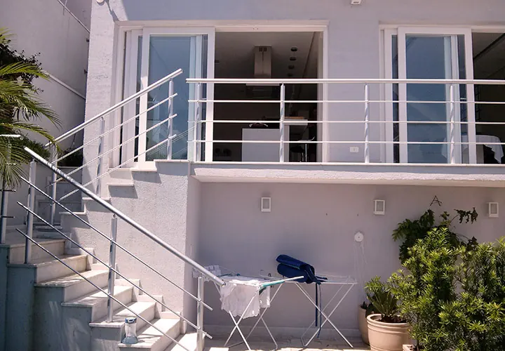 Guarda-corpo de inox em escada externa e sacada de casa