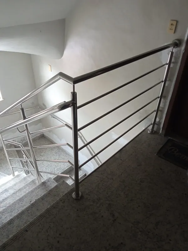 Guarda-corpo de inox em escada interna com granito