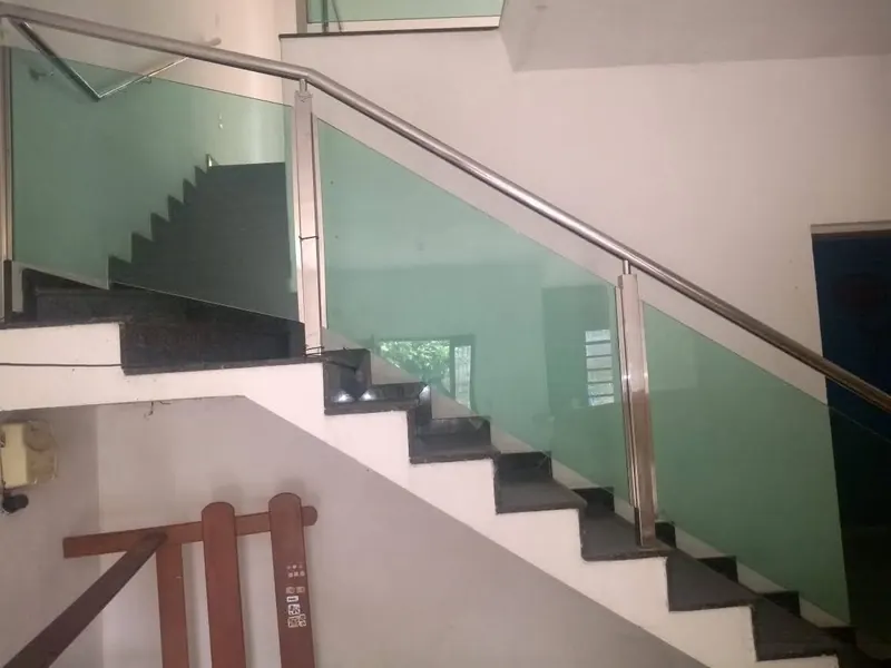 Guarda-corpo de inox em escada interna de residência