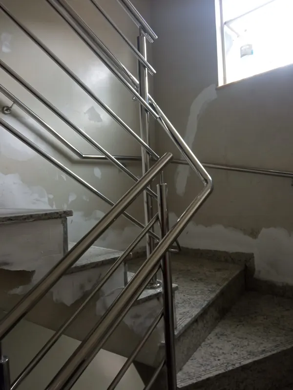 Guarda-corpo de inox em escada interna de sala de estar