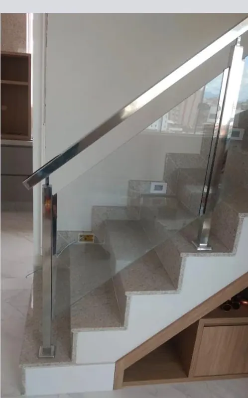 Guarda-corpo de inox combinado com vidro em escada interna