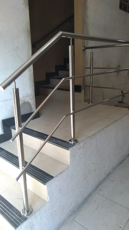 Guarda-corpo de inox em lance reto de escada