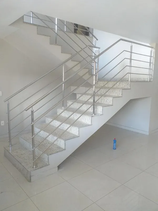 Guarda-corpo de inox em escada interna de design moderno