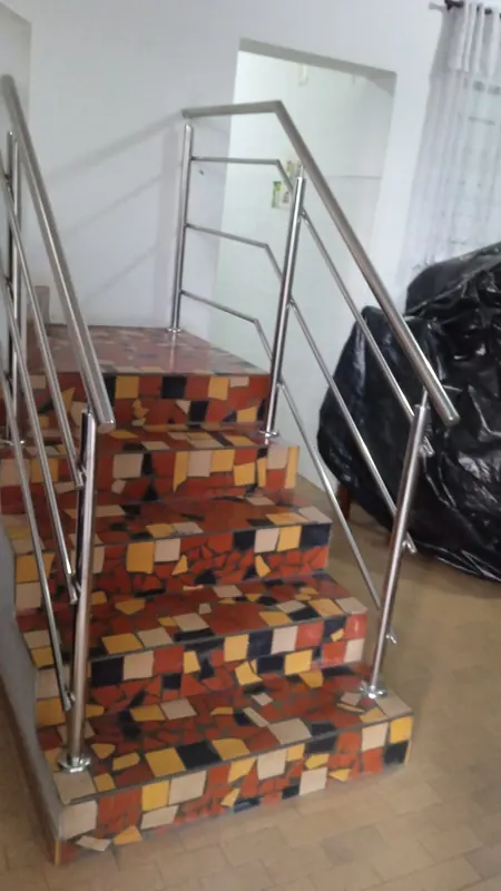 Guarda-corpo de inox em escada com revestimento colorido