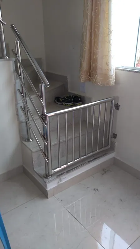 Guarda-corpo de inox em escada interna com portão de segurança