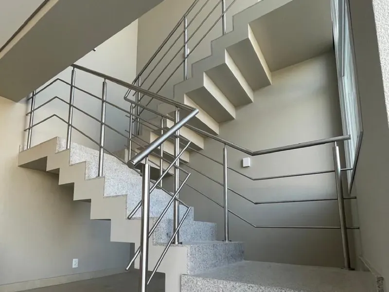 Guarda-corpo de inox em escada interna, visto de cima