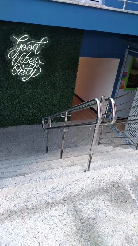 Guarda-corpo de aço inox em fachada de loja comercial