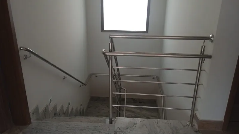 Guarda-corpo de aço inox instalado em mezanino interno