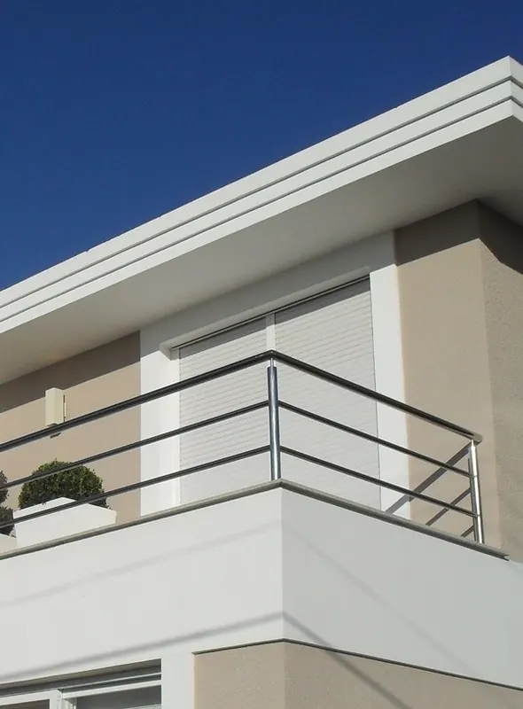 Guarda-corpo de inox polido com travessas em sacada de residência