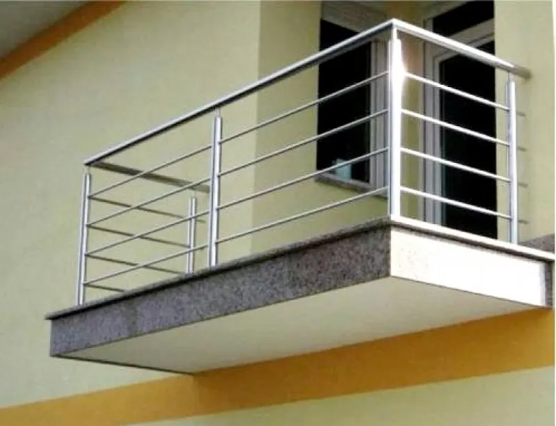 Guarda-corpo de inox com travessas horizontais em sacada