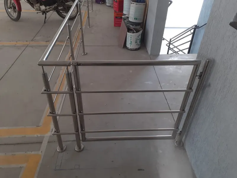 Guarda-corpo de inox com travessas horizontais em área externa comercial