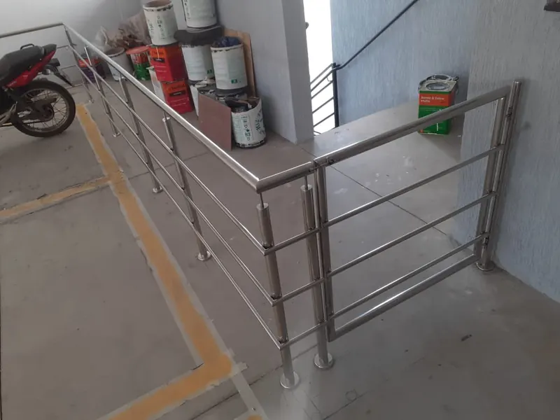 Guarda-corpo de aço inox em varanda de edifício comercial