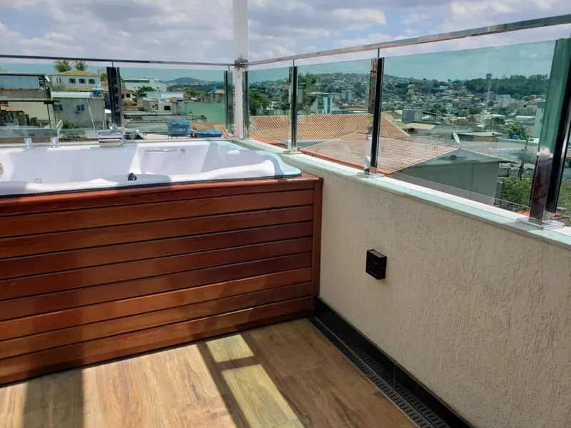 Guarda-corpo de vidro em cobertura com piscina e deck de madeira