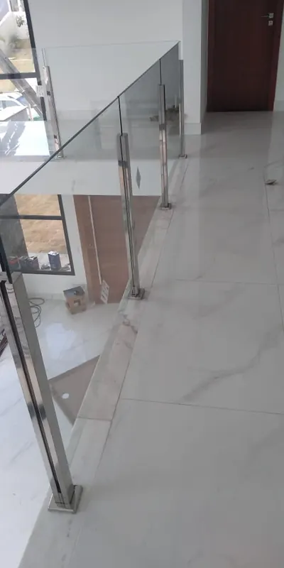 Guarda-corpo de vidro com inox em corredor interno