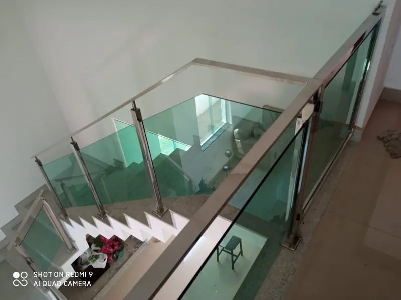Guarda-corpo de vidro com inox em escada interna residencial