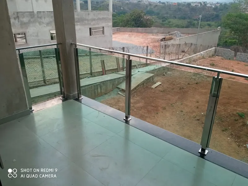 Guarda-corpo de vidro temperado com estrutura de inox em área externa