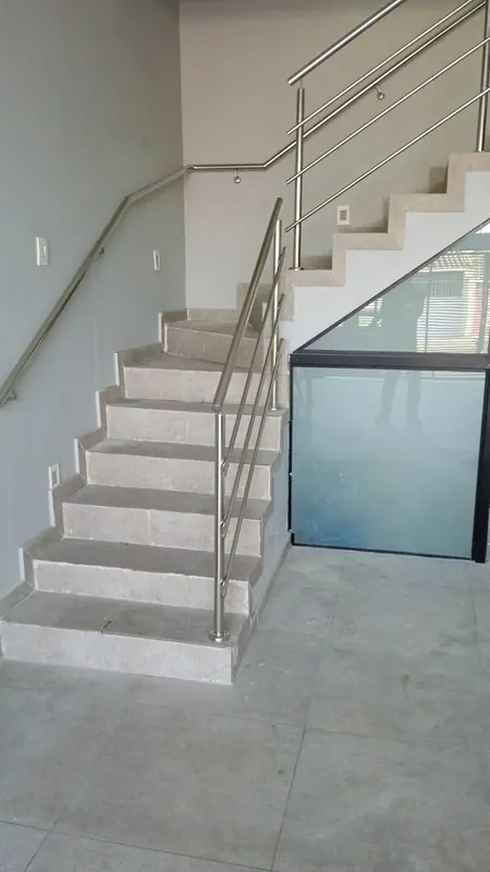 Guarda-corpo de vidro temperado com inox em escada