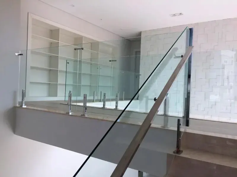 Guarda-corpo de vidro com torres de inox em mezanino